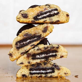 It's an Oreo cookie party! Discover our playful Oreo Chocolate Chip Cookies.